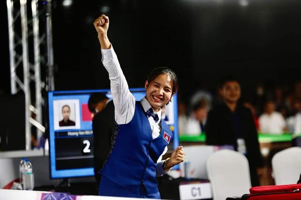 승리 후 기분 좋은 세리머니를 펼치는 스롱. 사진=캄보디아당구연맹 제공