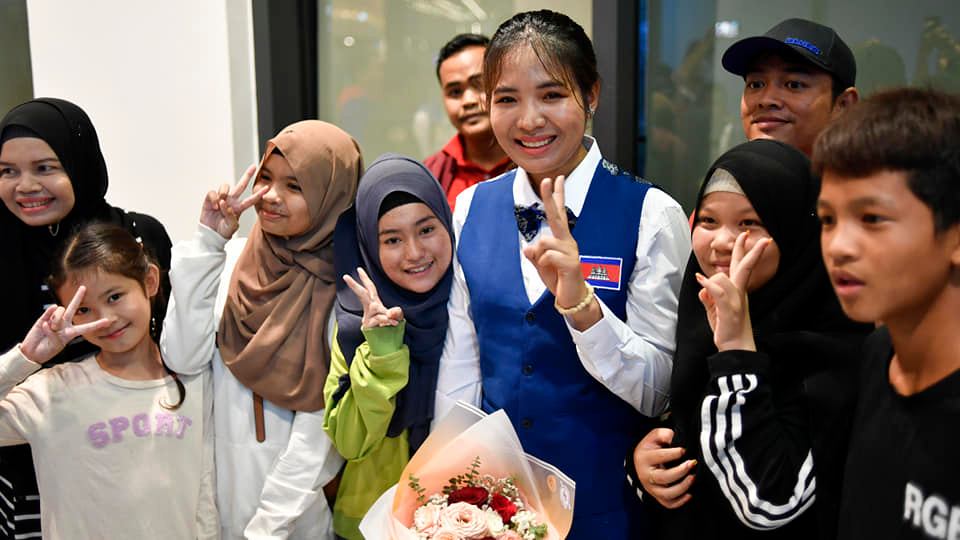 경기 후 어린이팬들과 기념사진 찍는 스롱. 사진=캄보디아당구연맹 제공