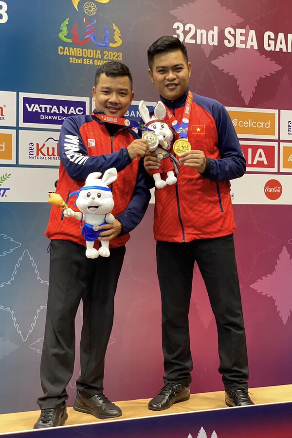 제32회 2023 동남아시아게임에서 캐롬 3쿠션 남자부 금은메달을 휩쓴 베트남 선수들. 왼쪽부터 은메달 응우옌득아인찌엔, 금메달 응우옌쩐타인뚜.  사진=SEA게임 조직위