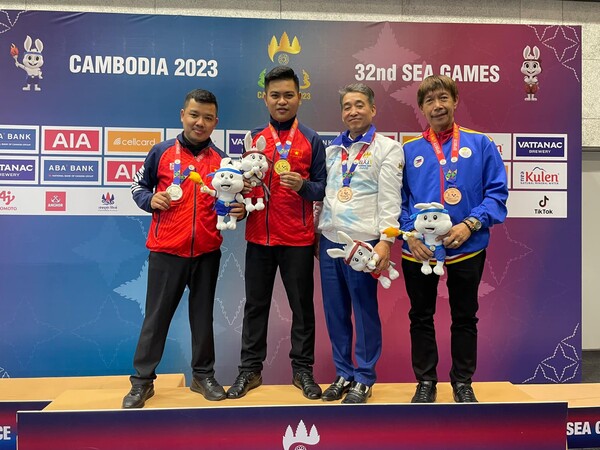 제32회 동남아시아게임 캐롬 3쿠션 남자부 메달리스트. 왼쪽부터 은메달 응우옌득아인찌엔, 금메달 응우옌쩐타인뚜(이상 베트남), 동메달 우동훈(캄보디아) 프란시스코 델라 크루즈(필리핀).   사진=SEA게임 조직위