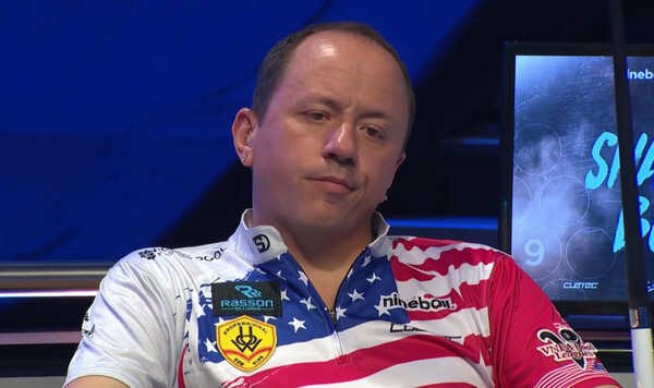 럭키샷으로 앉아서 세트를 빼앗긴 쉐인 반 보닝.  사진=WNT 중계화면