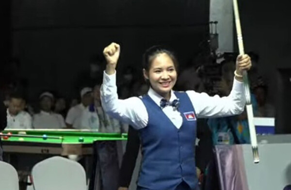 1쿠션 경기에서 승리하고 두 팔을 들어올리며 기뻐하는 스롱 피아비.  사진=캄보디아당구연맹 중계화면