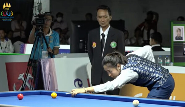1쿠션 경기 중인 스롱.  사진=캄보디아당구연맹 중계화면