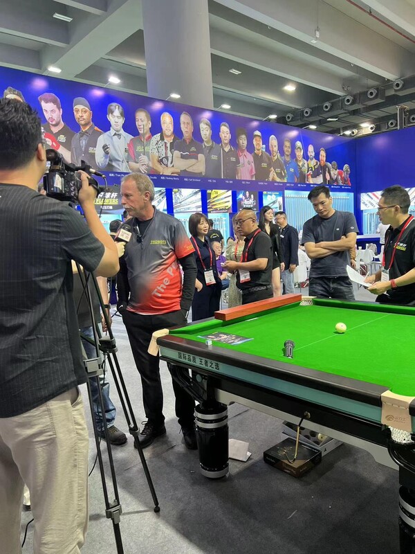 현지 방송과 인터뷰하는 얼 스트릭랜드. 사진=GBE조직위/참가업체 제공