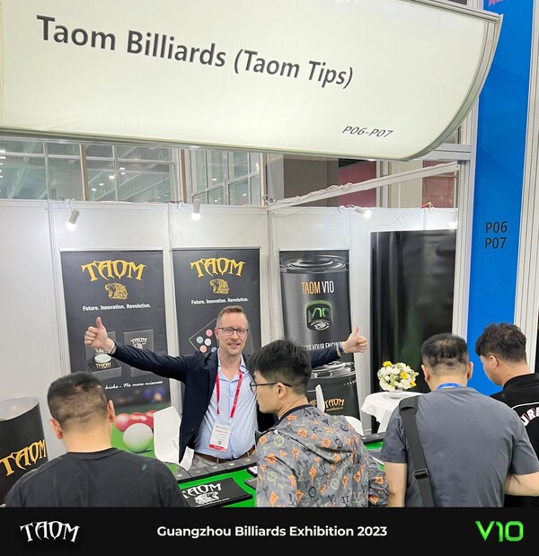 타옴 초크 부스를 홍보하는 미카 임모넨.  사진=GBE조직위/참가업체 제공