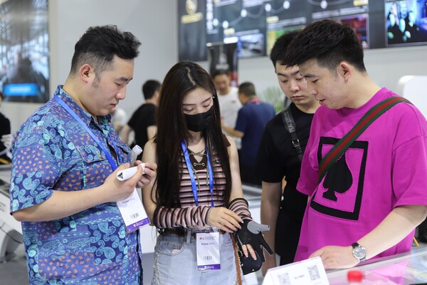 당구 글로브를 착용해보고 있는 한 여성 참가자.  사진=GBE조직위/참가업체 제공