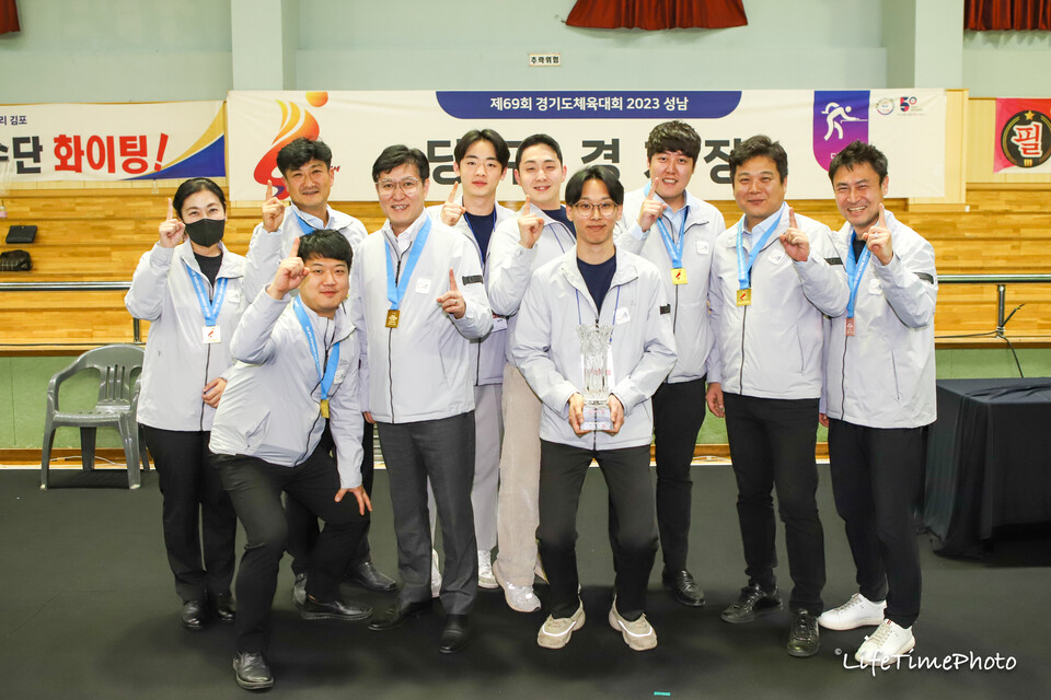 종합순위 1위를 차지한 시흥시 선수단. 뒷줄 왼쪽의 정양숙, 이충복, 이정희가 총 4개의 금메달을 획득했다. 사진=경기도당구연맹 제공