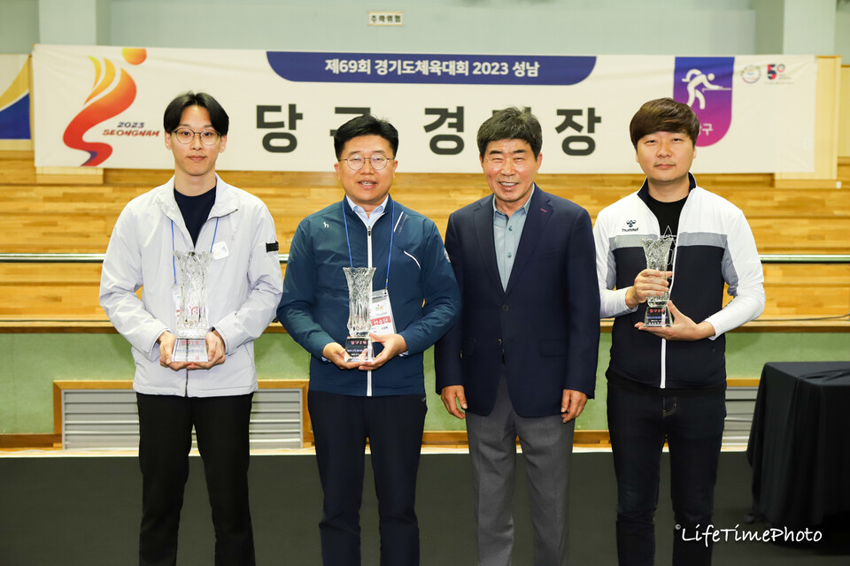 1부 종합 순위 시상식. 왼쪽부터 1위 시흥시, 2위 김포시, 경기도당구연맹 차동활 회장, 3위 부천시. 사진=경기도당구연맹 제공