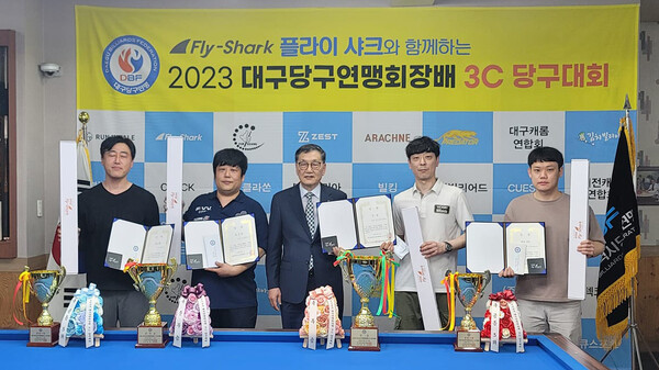 이번 대회 입상자들과 대구당구연맹 김진석 회장(가운데).  사진=대구당구연맹 제공