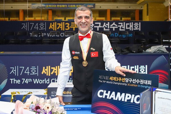 지난해 강원도 동해시에서 열린 '제74회 세계3쿠션선수권대회'에서 우승한 타스데미르.  빌리어즈 자료사진