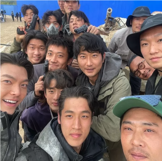 넷플릭스 시리즈 '택배기사' 스턴트팀과 함께 사진을 찍는 김우빈. 사진=김우빈 SNS