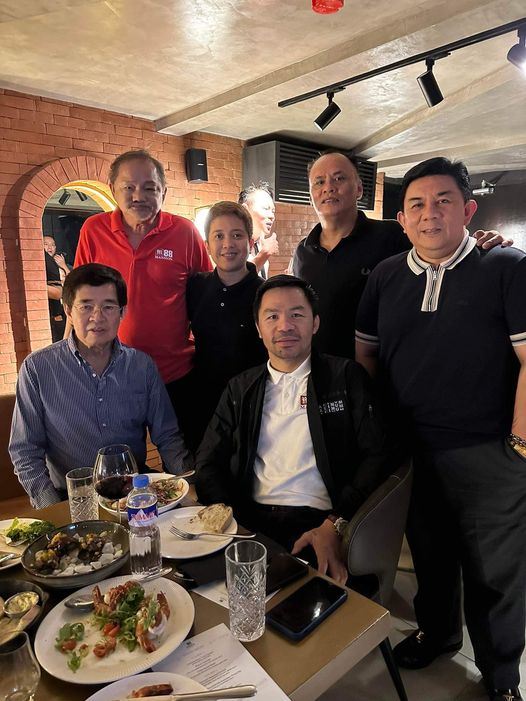 '복싱 영웅' 매니 파퀴아오(가운데)와 필리핀의 당구 세계챔피언들.  사진=Putch Puyat