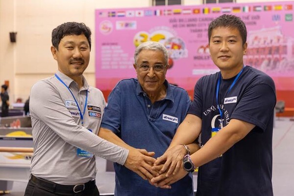 아프리카TV 이민원 소셜미디어사업부문장(맨 오른쪽)과 UMB 파룩 바르키 회장(가운데), 파이브앤식스 오성규 대표.  사진=아프리카TV 제공