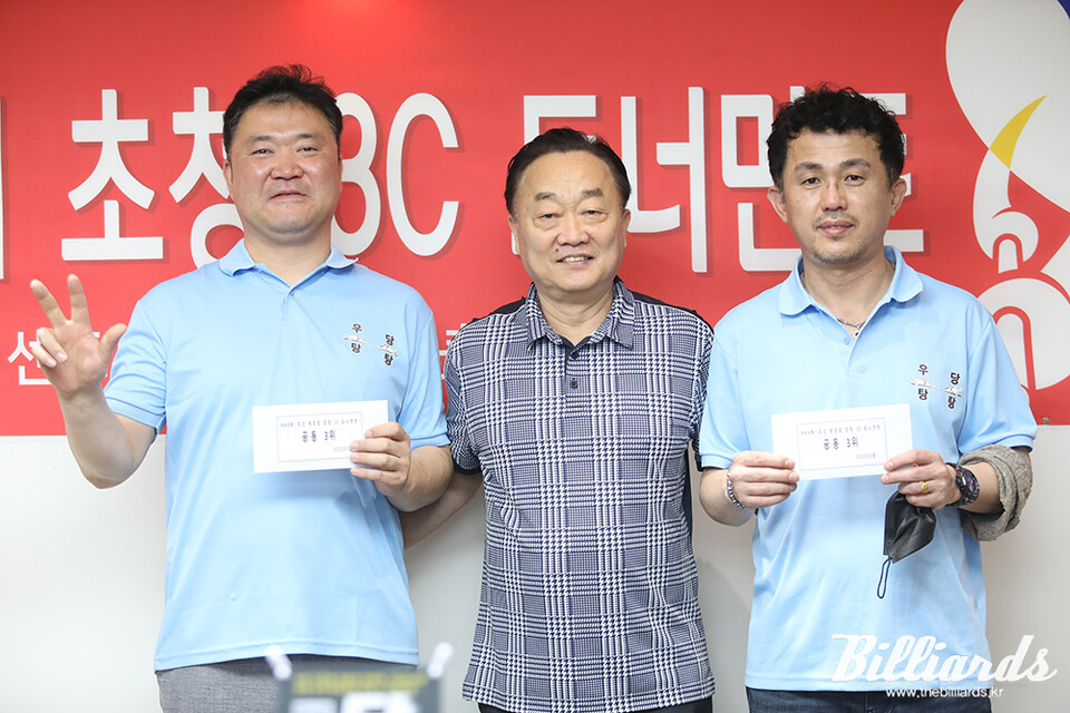 나란히 공동3위를 차지한 우당탕탕의 강종성과 남승민. 가운데는 시상자 서울시당구연맹 류석 회장. 사진=이용휘 기자