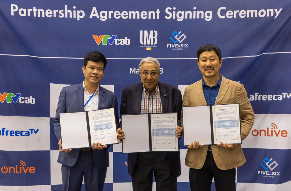 (왼쪽부터) MOU를 맺은 VTV cab의 부이후이남 최고경영자와 UMB의 파룩 바르키 회장, 파이브앤식스의 오성규 대표. 사진=파이브앤식스 제공