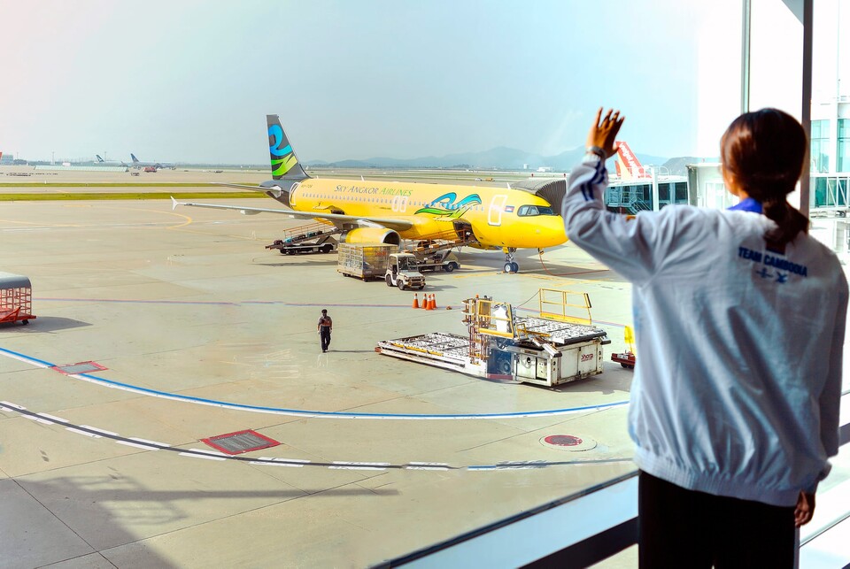 스롱 피아비가 스카이 앙코르 항공사의 홍보대사가 됐다. 사진=스롱 피아비 SNS