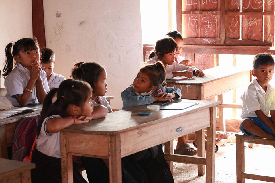 스롱 피아비가 심혈을 기울인 캄보디아의 학교가 완공된 후 아이들이 교실에서 공부하는 모습. 사진=스롱 피아비 제공