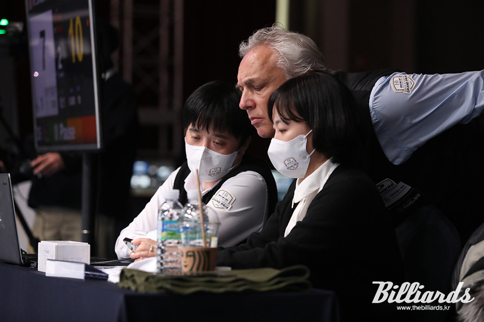 심판과 휴대폰으로 자신의 경기 영상을 보고 있는 마르코 자네티. 사진=이용휘 기자