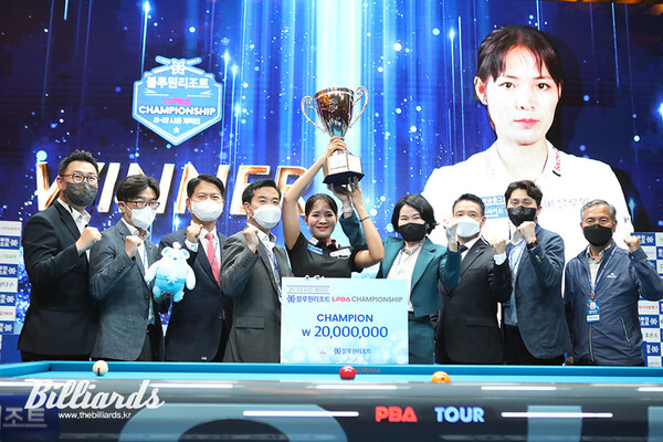 소속 팀 블루원리조트와 함께 첫 우승트로피를 들어 올린 스롱 피아비.  빌리어즈 자료사진