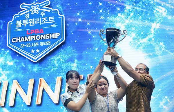 이듬해 열린 개막전에서 스롱은 부모님이 보는 앞에서 우승을 차지해 감동을 더했다.  빌리어즈 자료사진