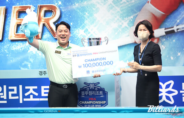 시상식에서 프로에서 처음 우승상금 1억원을 받는 조재호와 메인스폰스 블루원리조트 윤재연 대표.  빌리어즈 자료사진