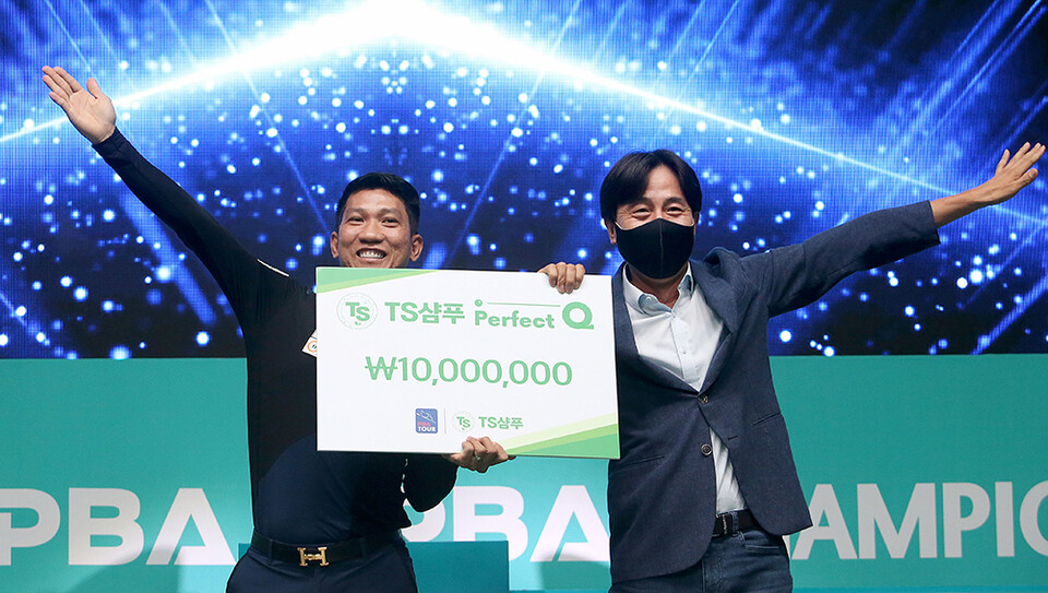 'TS샴푸 퍼펙트큐'를 달성한 응오딘나이가 TS트릴리온의 장기영 대표와 시상식 후 기념촬영을 하고 있다. 사진=PBA 제공