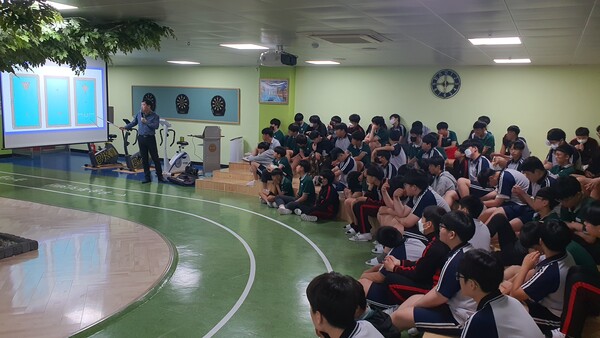 우송중학교 학생들의 이론 특강.   사진=KBF 제공