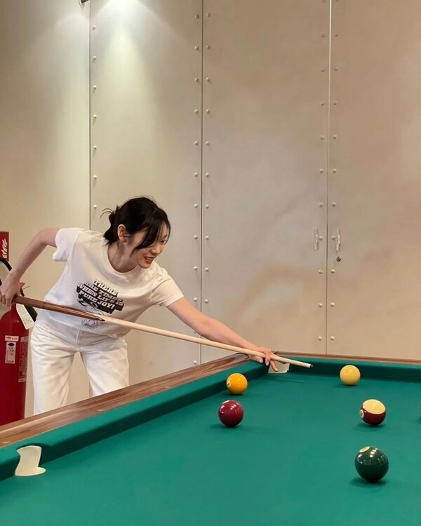 포켓볼을 치고 있는 김연아.  사진=김연아 인스타그램