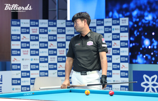 '3쿠션 톱랭커' 이충복(에스와이)이 프로당구 데뷔전에서 패했다.   사진=김도하 기자