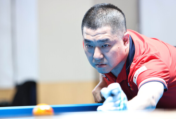 흰색 목장갑을 끼고 경기에 나와 '공포의 목장갑'으로 불리는 황지원이 'PBA 강호' 에디 레펜스(SK렌터카)를 세트스코어 3-1로 꺾고 32강에 진출했다.  사진=PBA 제공