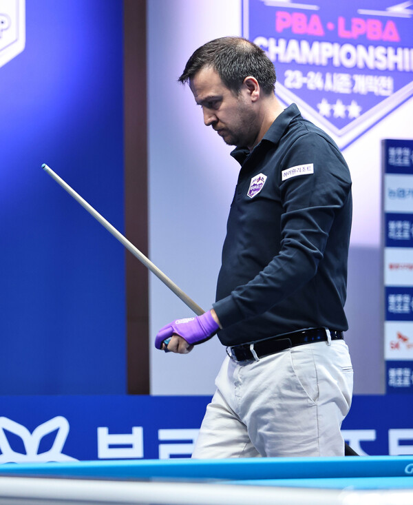 프로당구(PBA) 투어 데뷔 무대에서 64강까지 두 경기를 무난하게 승리했던 체넷은 32강에서 이상대의 퍼펙트큐를 포함한 장타에 무너졌다.  사진=PBA 제공