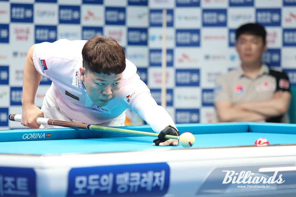 이상대와 16강 대결에서 1-3으로 패한 강동궁. 사진=이용휘 기자