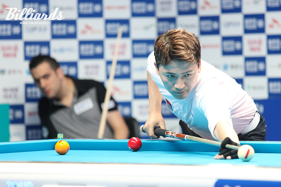 프로당구 투어 첫 16강에 오른 권혁민이 다비드 사파타와 대결하고 있다. 사진=이용휘 기자