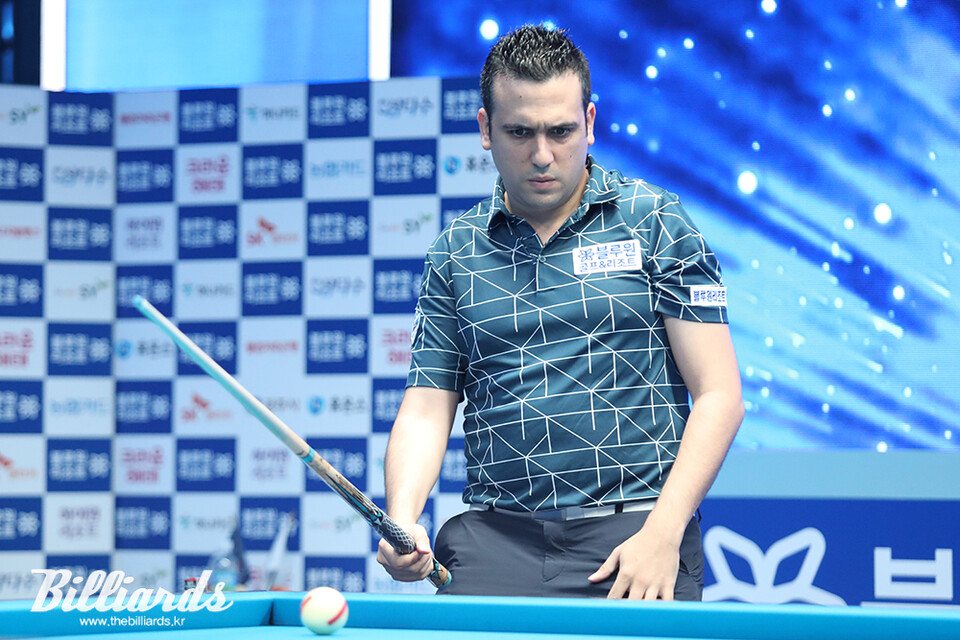 세미 사이그너와 8강전 대결을 벌이고 있는 다비드 사파타. 사진=이용휘 기자