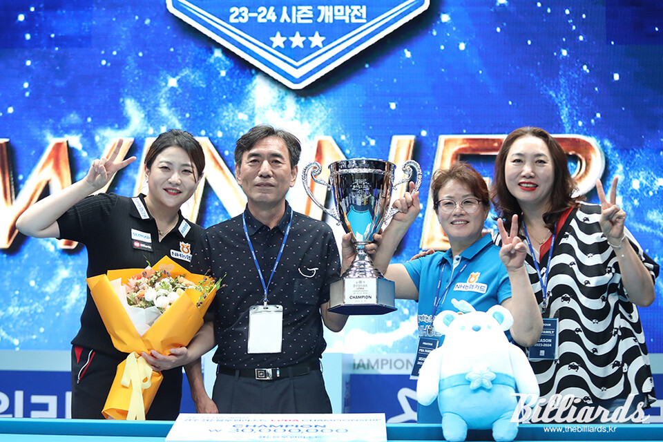 통산 2승을 달성한 김민아와 그녀의 열렬한 지지자 아버지, 어머니, 고모(왼쪽부터). 사진=이용휘 기자