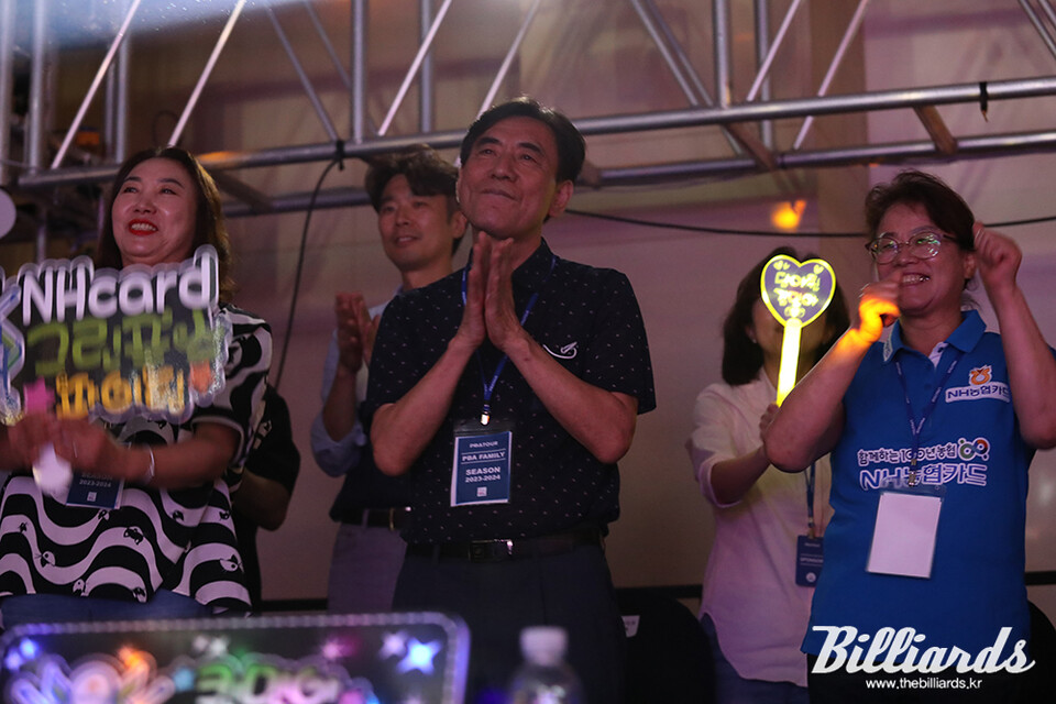 김민아를 응원 중인 가족들. 사진=이용휘 기자