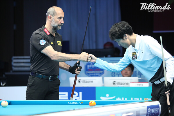 결승 뱅킹 시작 전 주먹 인사를 나누는 사이그너와 박인수.  사진=경주/이용휘 기자