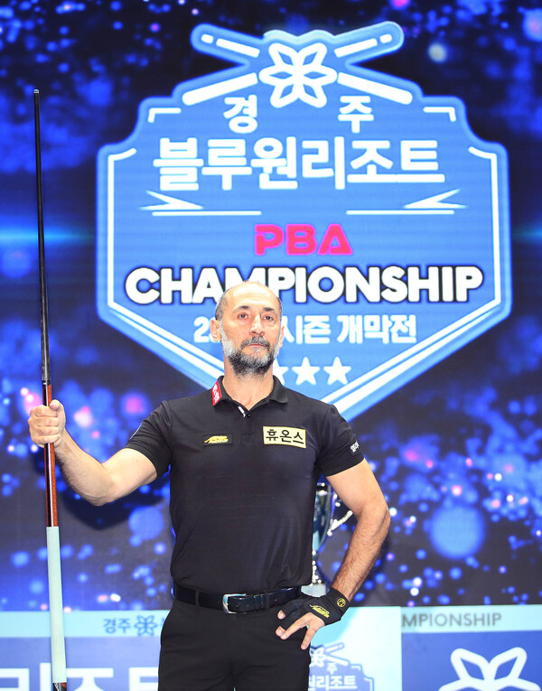 사이그너가 튀르키예 전사를 연상시키는 트레이드마크 포즈로 우승 세리머니를 하고 있다.