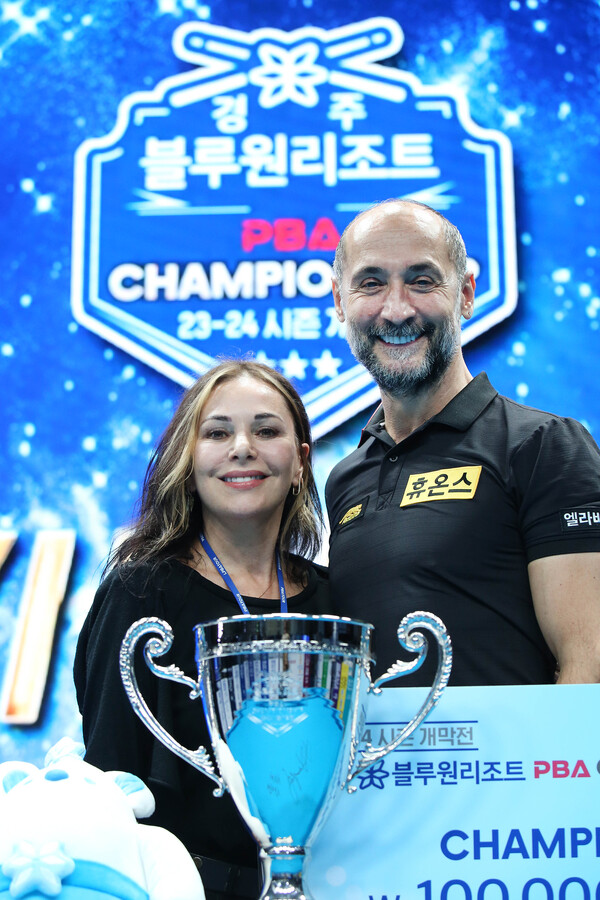 이번 대회에 동행한 자신의 부인이자 튀르키예 유명배우 셰나이 귀를러와 기념촬영하는 사이그너.  사진=PBA 제공