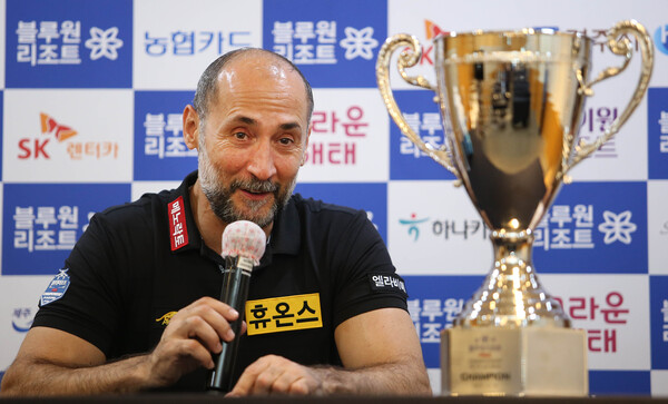 프로당구(PBA) 데뷔전에서 우승을 차지하는 전설적인 기록을 남긴 세미 사이그너(휴온스).   사진=PBA 제공