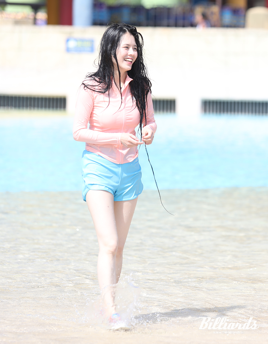 파도 풀 촬영을 마치고 나오는 서한솔. 사진=이용휘 기자