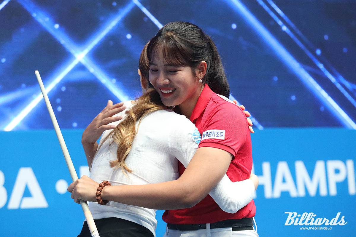 김보라와 경기 후 진한 포옹으로 마무리 하는 스롱 피아비. 사진=안산/이용휘 기자