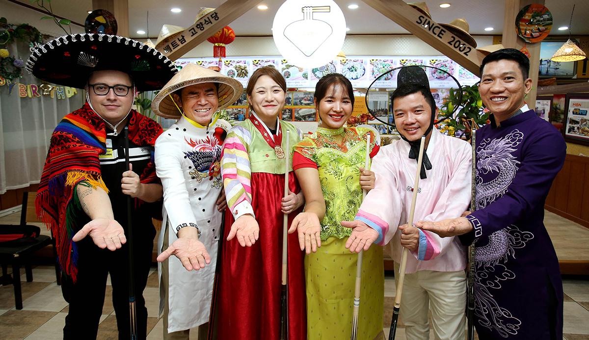 세계 각국의 전통의상을 입은 선수들. 왼쪽부터 알레한드로 피사(콜롬비아), 응우옌꾸억응우옌(베트남), 김민아(한국), 스롱 피아비(블루원리조트), 응우옌득안찌엔(베트남), 응오딘나이(베트남). 사진=PBA 제공