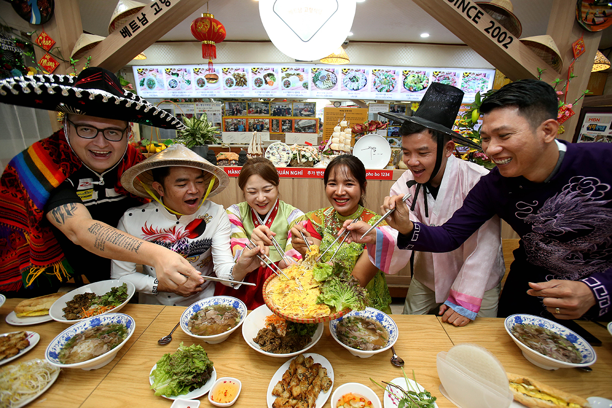 세계 각국의 음식을 나눠먹는 선수들. 사진=PBA 제공