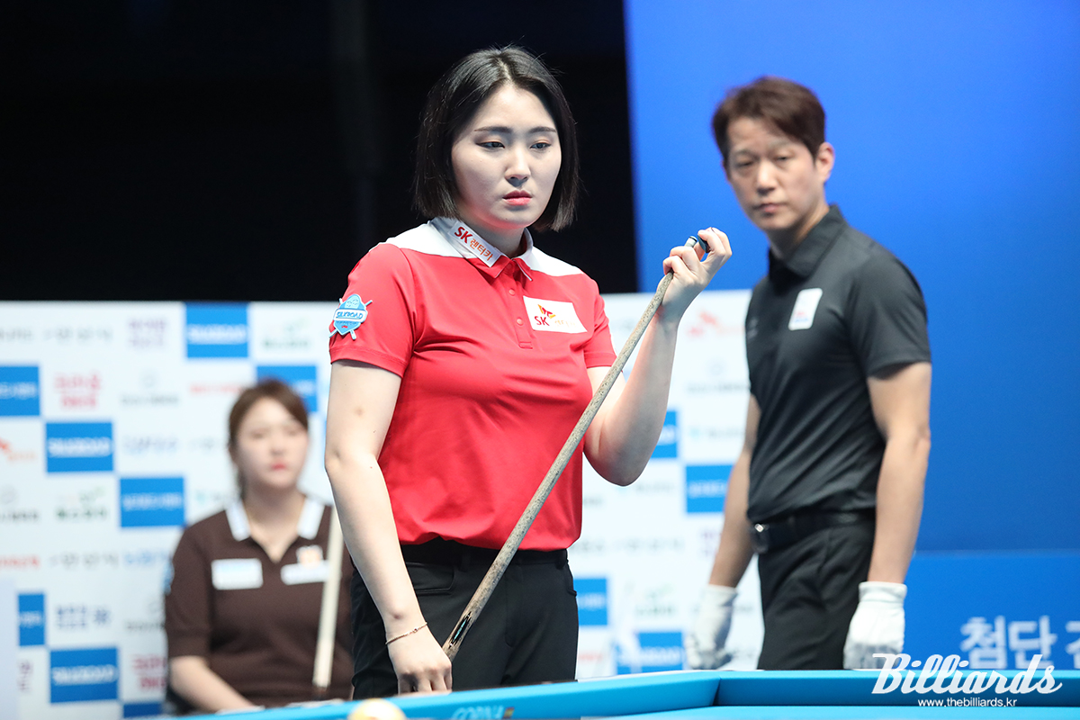 강지은이 '절친' 김민아를 세트스코어 2-0으로 꺾고 16강에 올랐다. 사진=안산/이용휘 기자