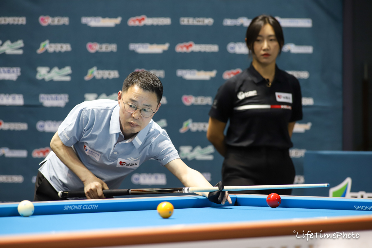 3쿠션 복식 결승전 대결을 벌이고 있는 김웅대. 사진=대한당구연맹 제공