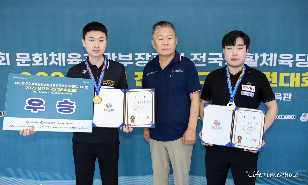 '남원전국당구선수권' 스누커 부문 우승을 차지한 허세양(왼쪽)과 준우승 이대규(오른쪽). 가운데는 시상을 맡은 충북당구연맹 김영택 회장. 사진=대한당구연맹 제공