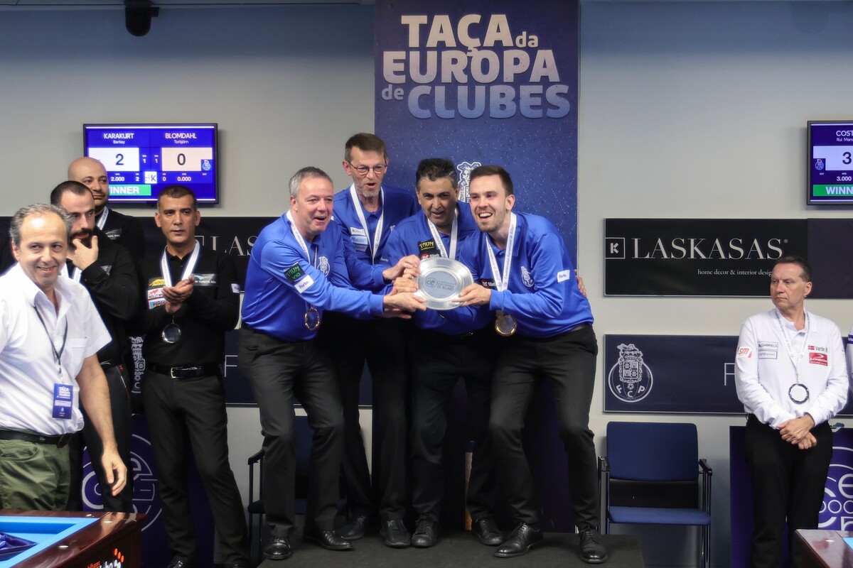 시상식에서 우승의 기쁨을 만끽하는 FC 포르투 선수들. 반면 준우승과 3위 팀 선수들의 굳은 얼굴은 대조적이다.   사진=유럽당구연맹 제공
