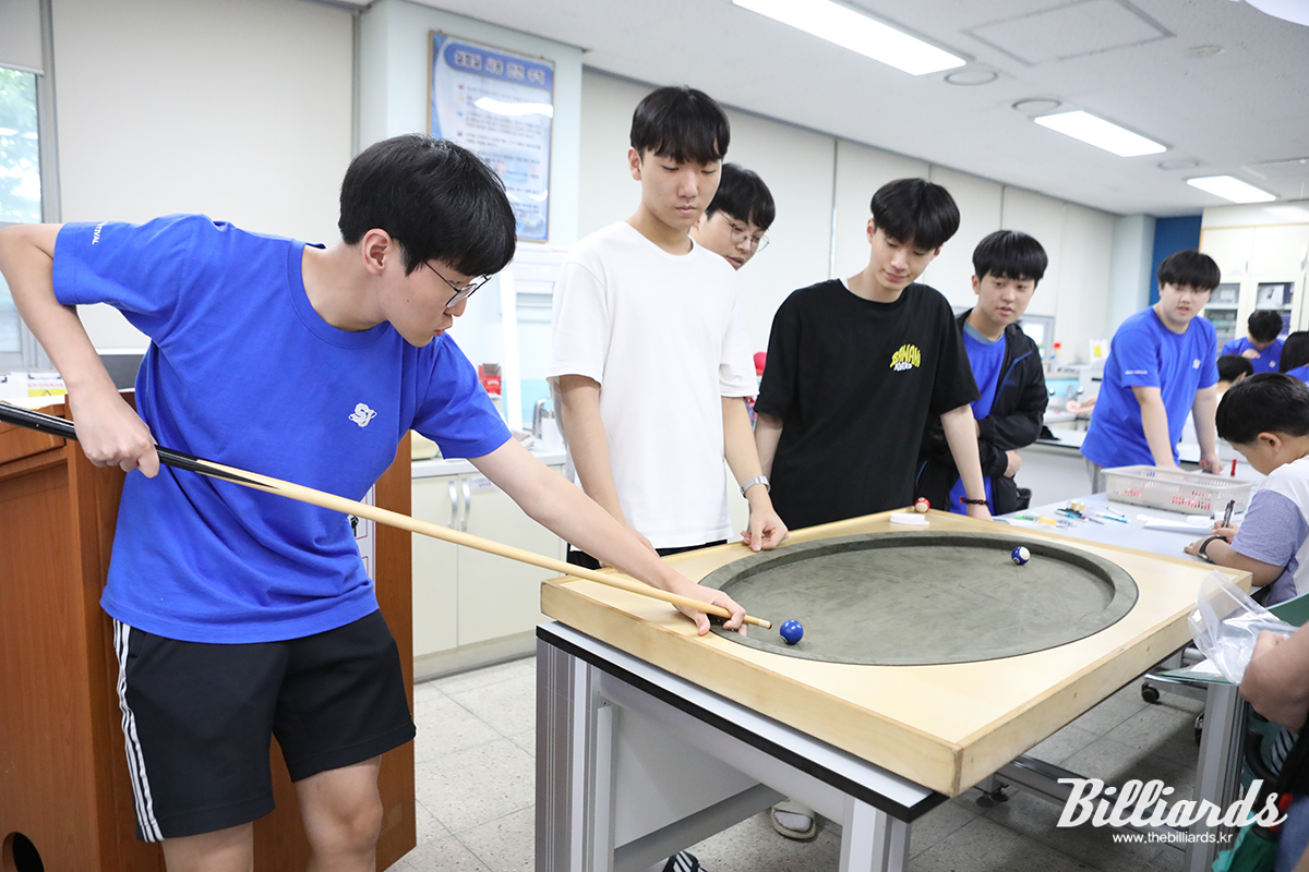 타원형 당구대에서 타원의 수학적 원리를 설명하고 있는 학생들. 사진=구로/이용휘 기자