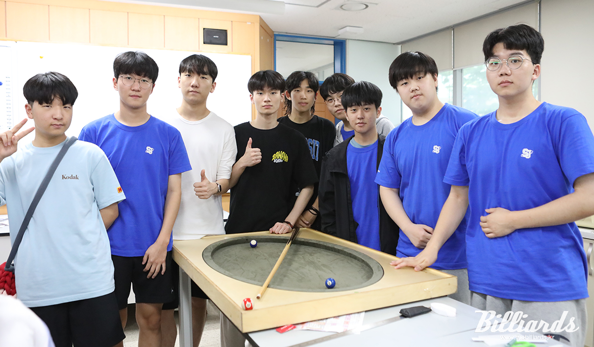 '내가 만드는 미니 당구대' 부스를 기획하고 운영한 세종과학고 학생들. 왼쪽부터 박신욱, 전예성, 추지훈, 김재윤, 김지현, 김채환, 류승현, 박민재, 김경동. 사진=구로/이용휘 기자